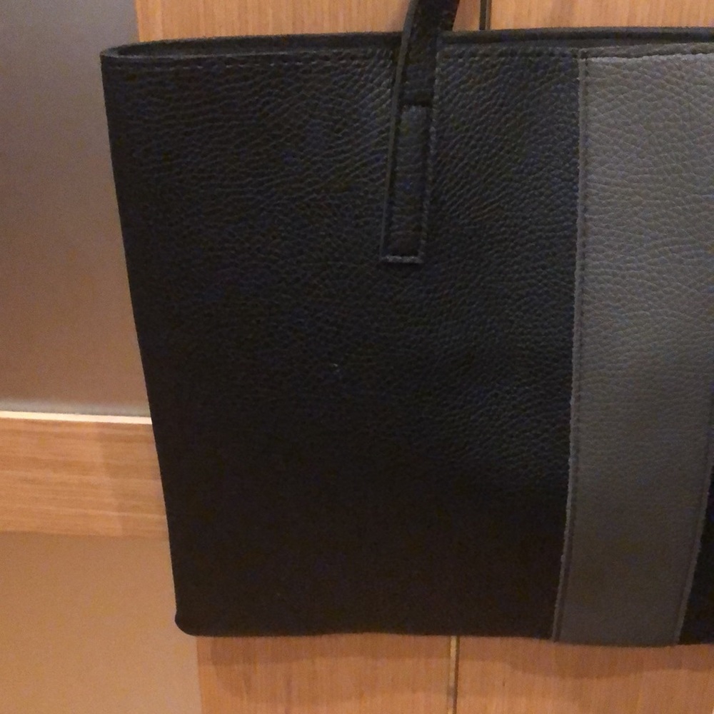 ✔️ Donated Vince Camuto Pebbled Vegan Leather Luck Tote Bag (discount) - Picture 5 of 16